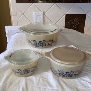 Like new Vintage Pyrex Homestead Casserole Set